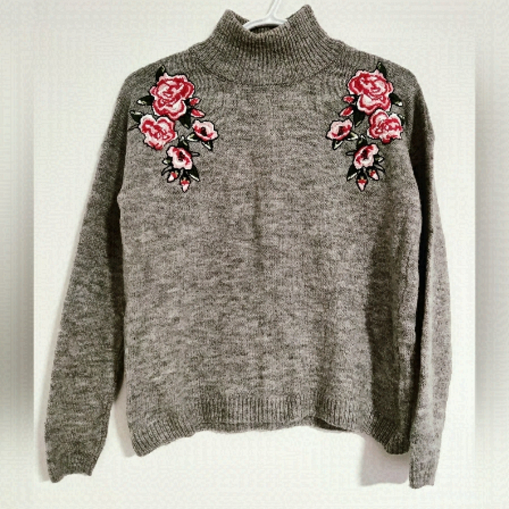 Gray turtleneck sweater with flower details